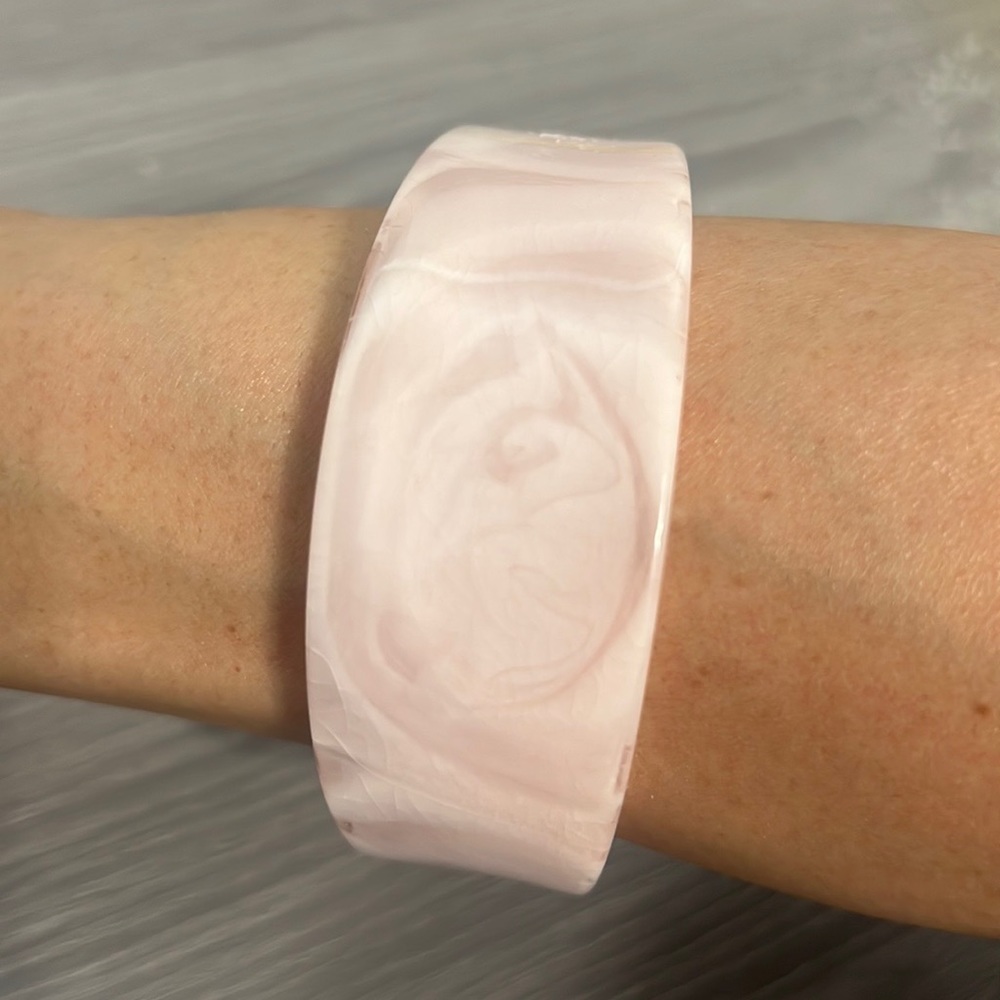 Vintage Lucite Plastic Bangle Bracelet, Pale Pink Swirls, Asymmetrical, Boho - Picture 3 of 11
